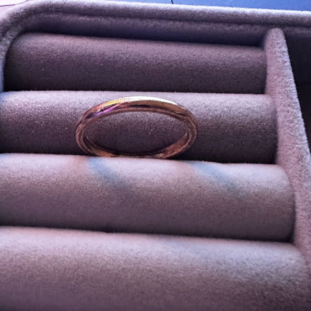 Simple gold ring